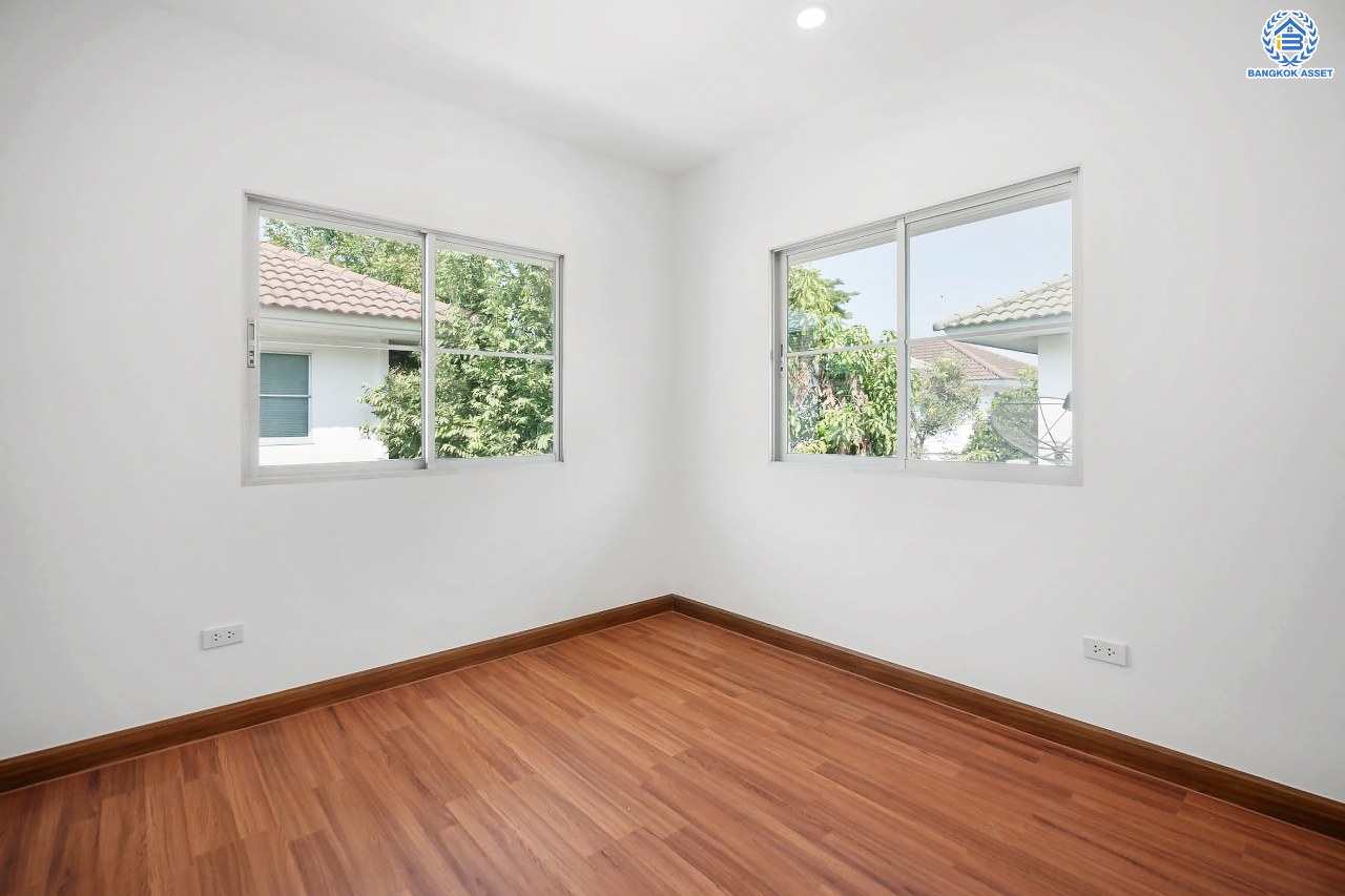 บ้านมือสองตกแต่งใหม่ โครงการ พฤกษ์ลดา1 บางใหญ่ บนเนื้อที่ 50 ตร.ว. ฟังก์ชัน 4 ห้องนอน (ห้องนอนชั้นล่าง 1 ห้อง) 2 ห้องน้ำ 2 ที่จอดรถ ทำเลเดินทางสะดวก เชื่อมต่อถนนกาญจนาภิเษก ใกล้รถไฟฟ้าสายสีม่วง "สถานีคลองบางไผ่" และทางด่วน "กาญจนาภิเษก"